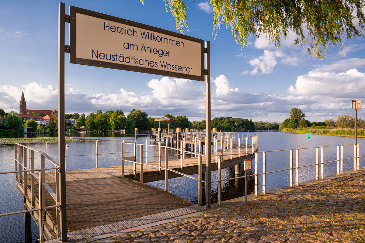 Anleger am Neustädtischen Wassertor mit Dom im Hintergrund in Brandenburg an der Havel