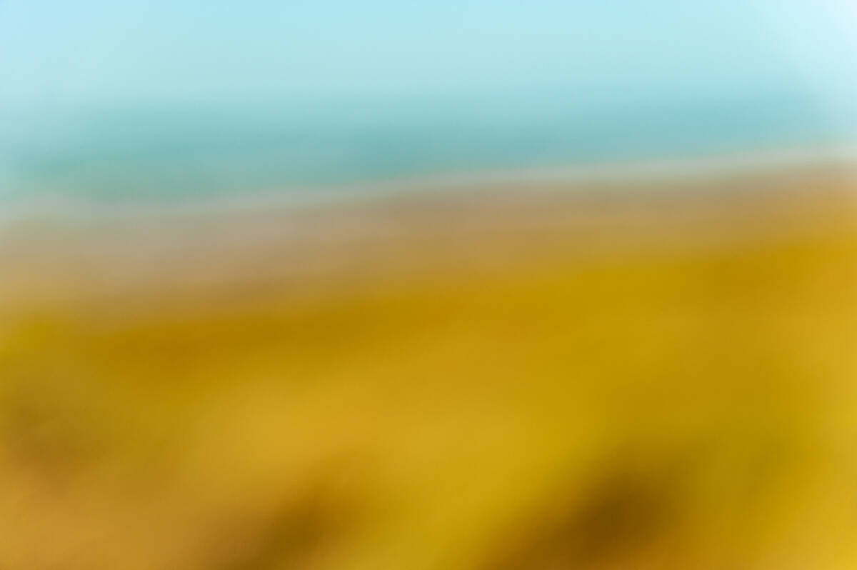 Farbflächen in Anspielung an Meeresufer: Blau, Türkis, Ocker